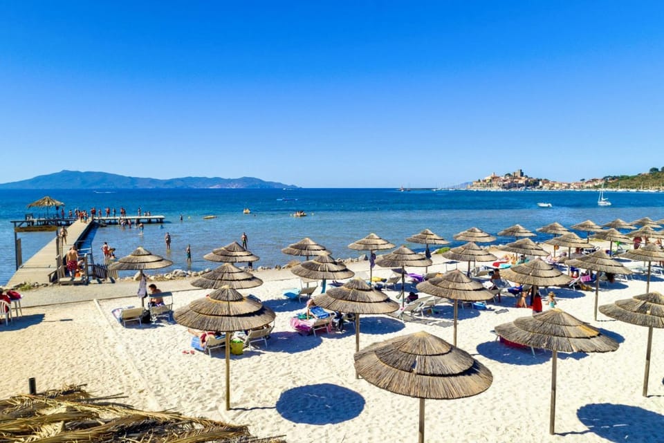 Two-room brick apartment of approximately 35 m2 equipped with air conditioning surrounded by vegetation, composed of a living room with flat-screen television, two single beds and a kitchenette equipped with stove, fridge with freezerA double bedroom, ba Apartment in Tuscany