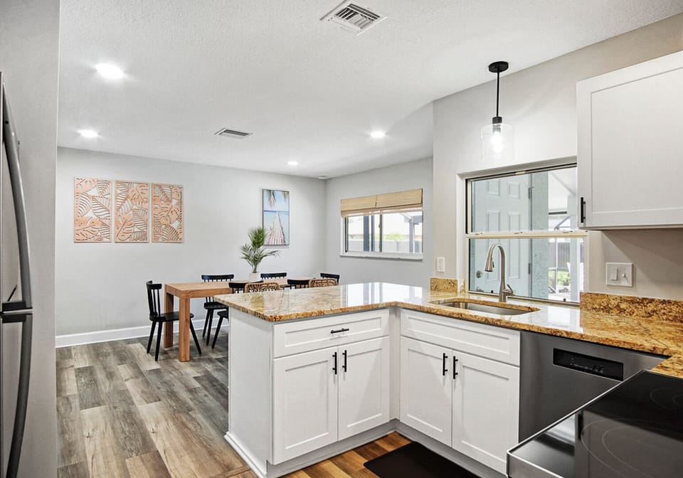 Fully equipped kitchen with granite counters & large dining table