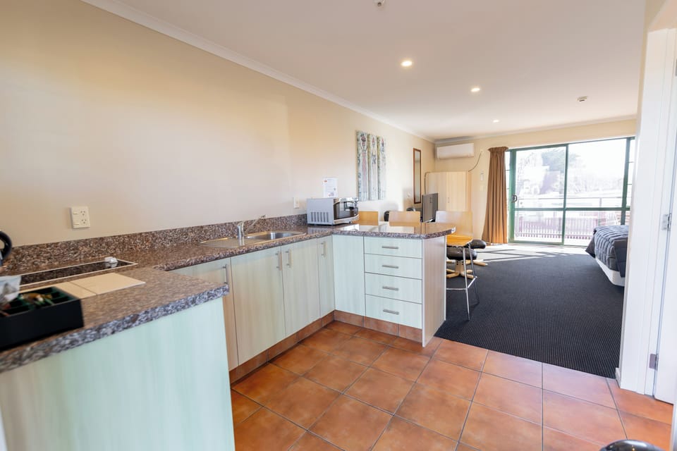 Deluxe Queen Studio | Iron/ironing board (on request), WiFi (free), bed sheets