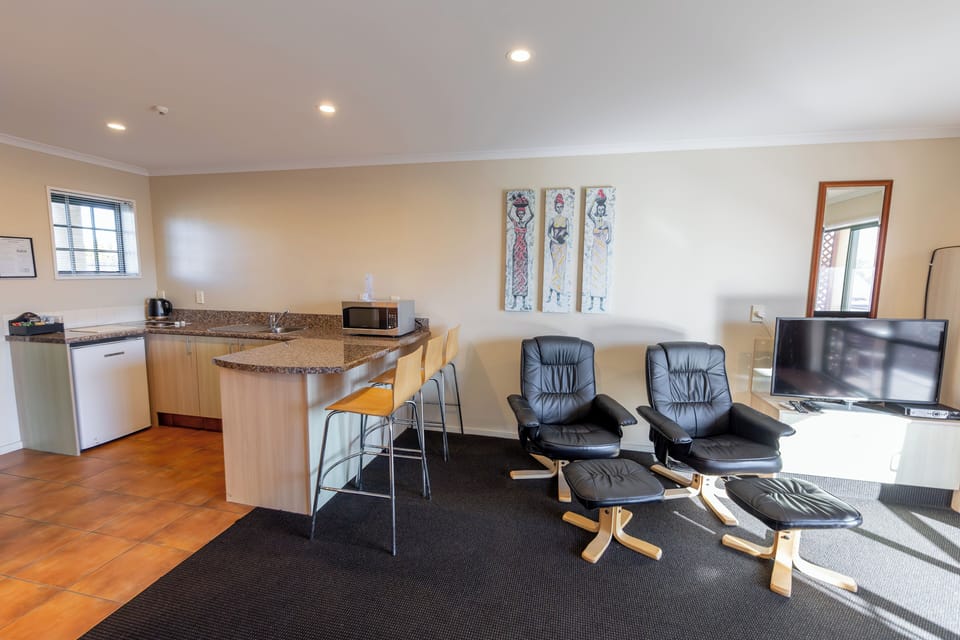 Deluxe Queen Studio | Iron/ironing board (on request), WiFi (free), bed sheets