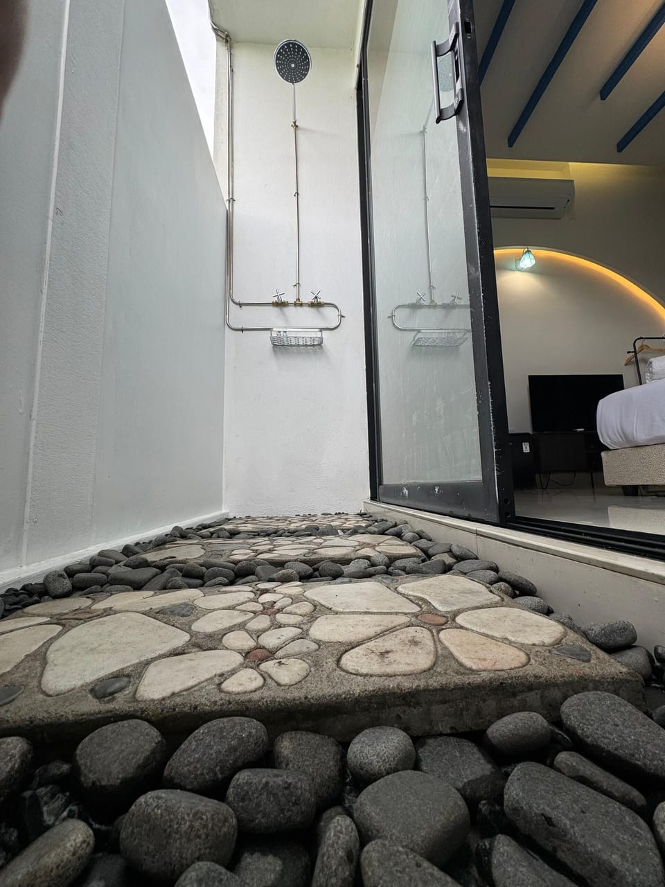Standard Triple Room, Garden View | Bathroom | Free toiletries, hair dryer, slippers, bidet