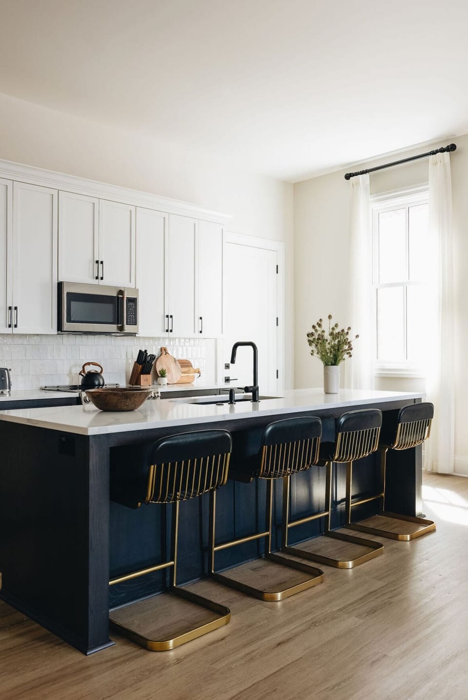 Luxury Suite, Non Smoking, Kitchen | Private kitchen | Full-size fridge, microwave, oven, stovetop