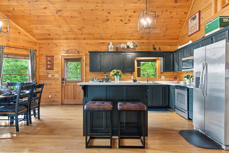 Full-size fridge, microwave, oven, stovetop
