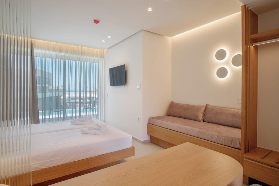 Deluxe Junior Suite Swim up | 1 bedroom, premium bedding, free WiFi, bed sheets