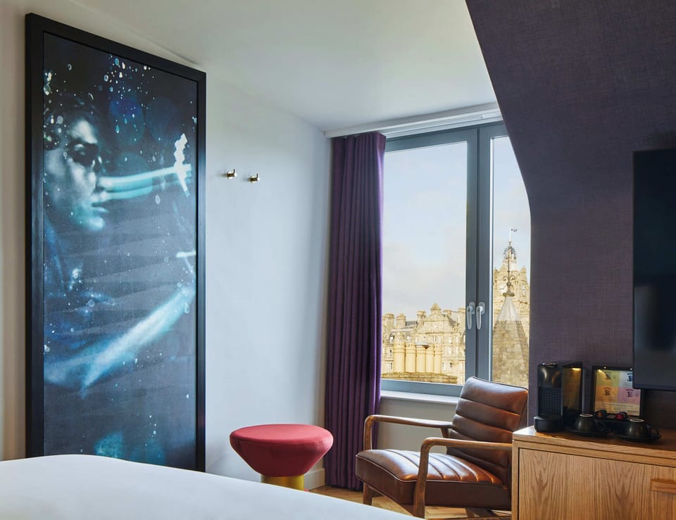 Deluxe Room, 1 King Bed (Star) | In-room safe, individually furnished, desk, iron/ironing board