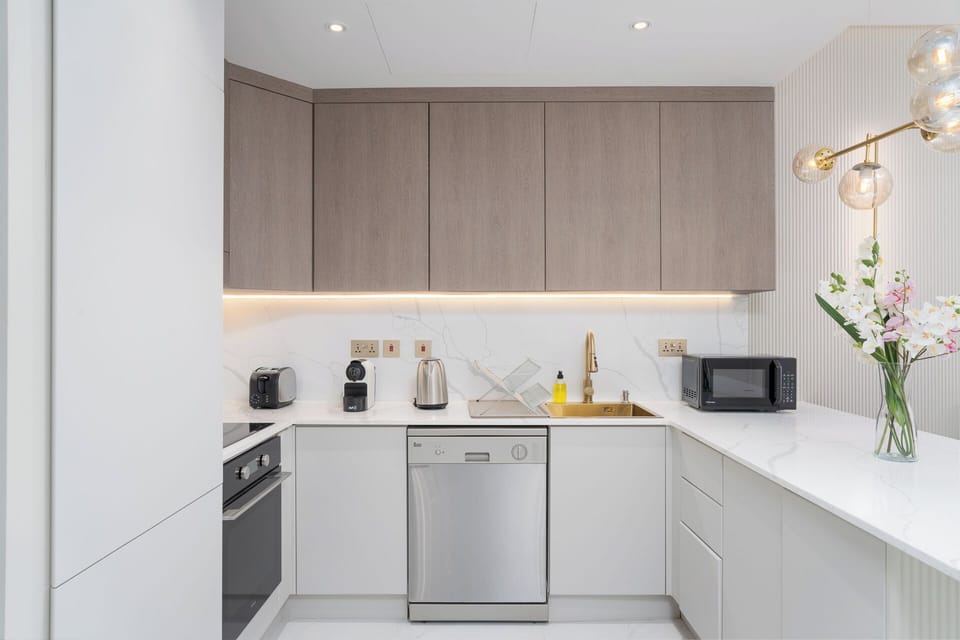 Deluxe Apartment, Balcony, Marina View | Private kitchen | Fridge, microwave, oven, stovetop