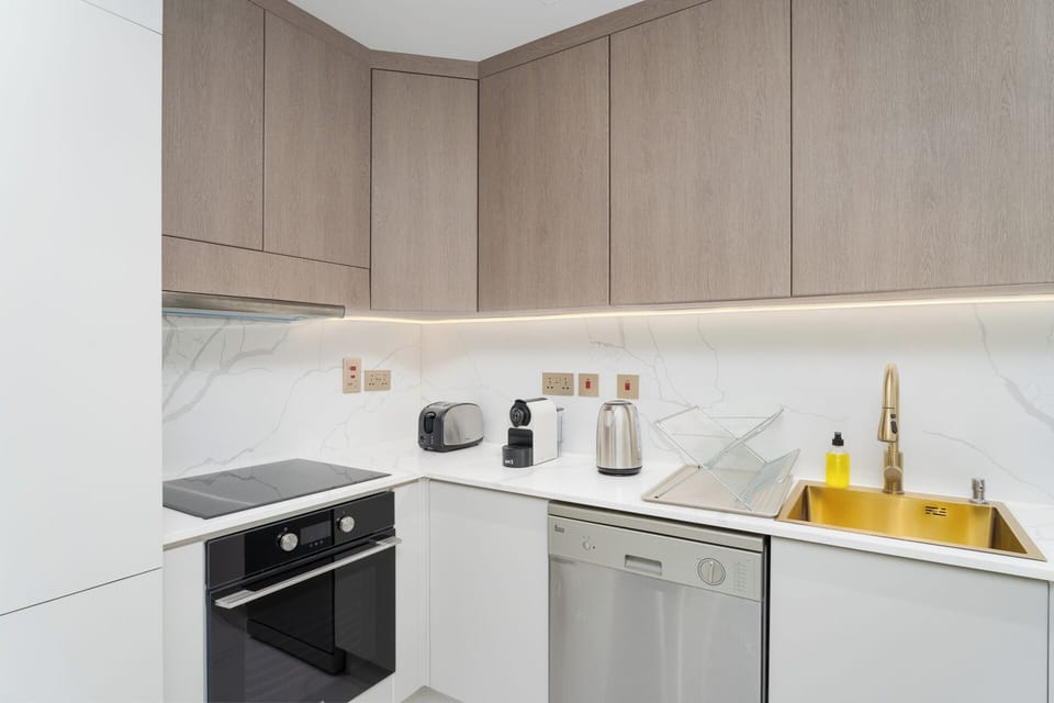 Deluxe Apartment, Balcony, Marina View | Private kitchen | Fridge, microwave, oven, stovetop