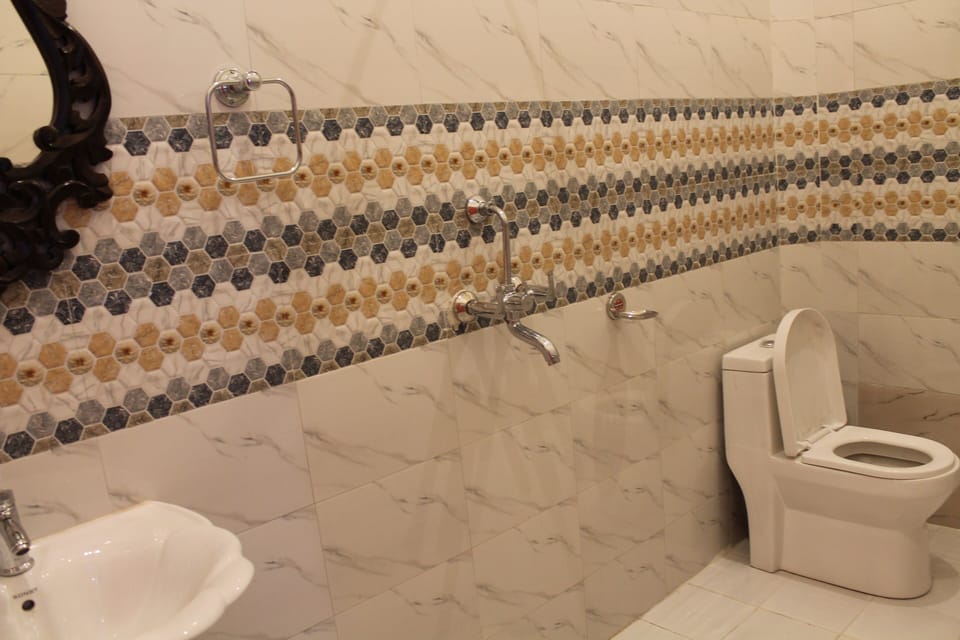 Deluxe Double Room | Bathroom | Shower, free toiletries, slippers, towels