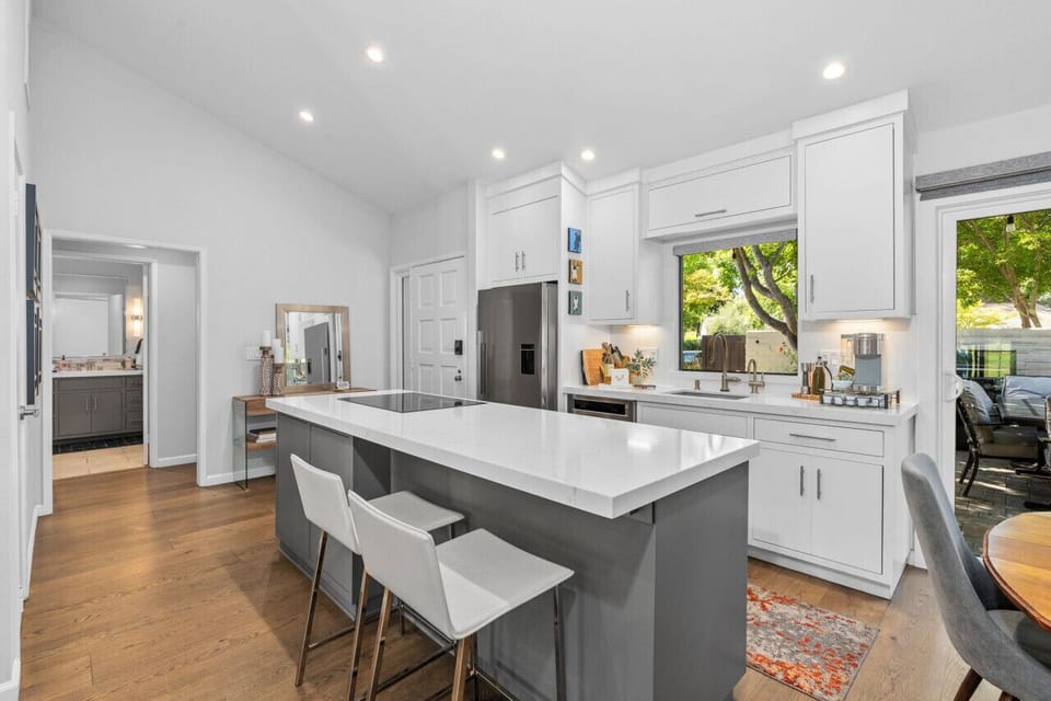 Kitchen Island with bar seating