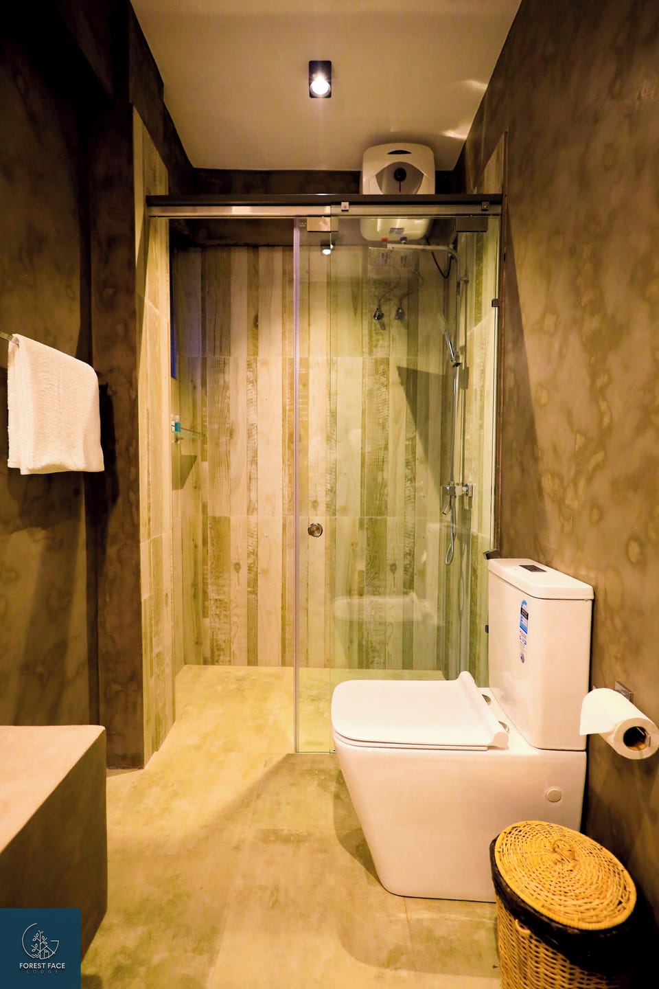 Deluxe Double Room, 1 King Bed, Balcony, Lake View | Bathroom
