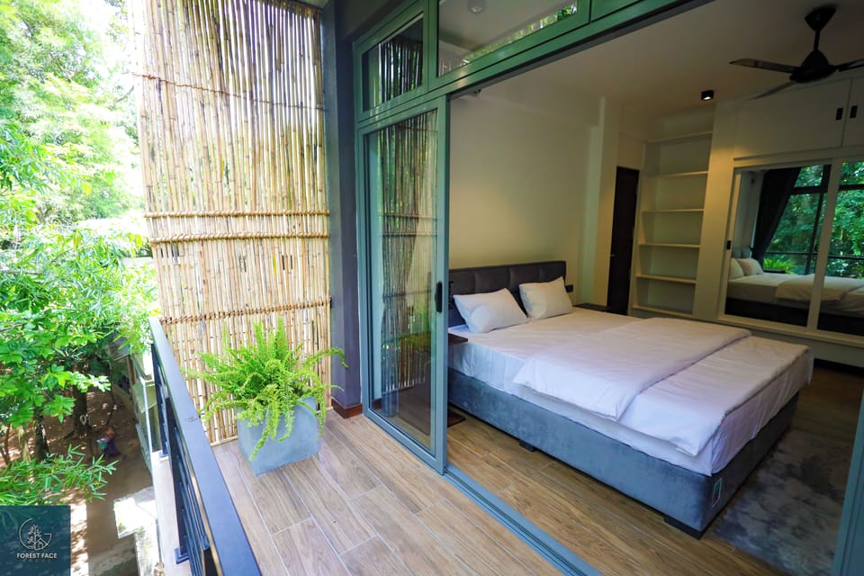 Deluxe Double Room, 1 King Bed, Balcony, Lake View | Soundproofing