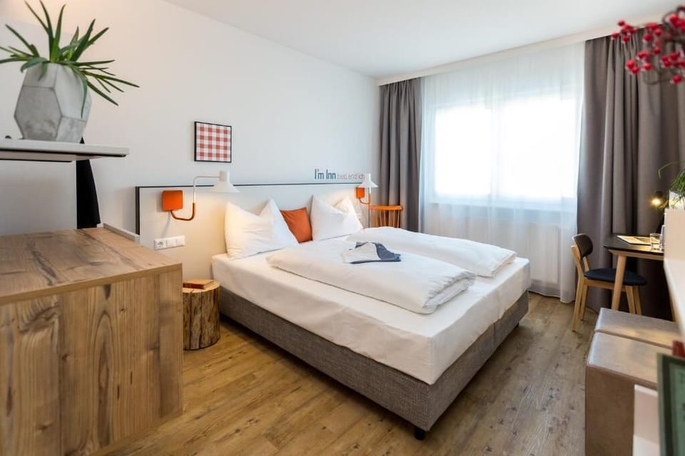 Classic Double Room | In-room safe, desk, WiFi (free), bed sheets