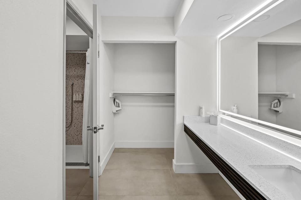 Room, 1 King Bed, Roll-in Shower | Bathroom | Hair dryer, towels, soap, shampoo