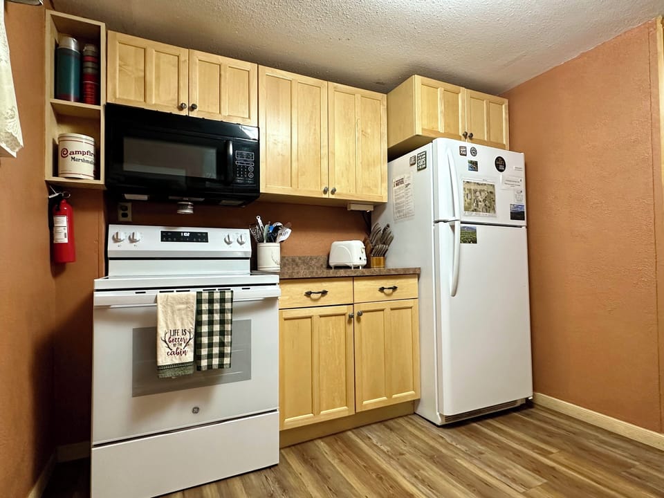A well equipped full kitchen awaits you, just begging for meals to be made.