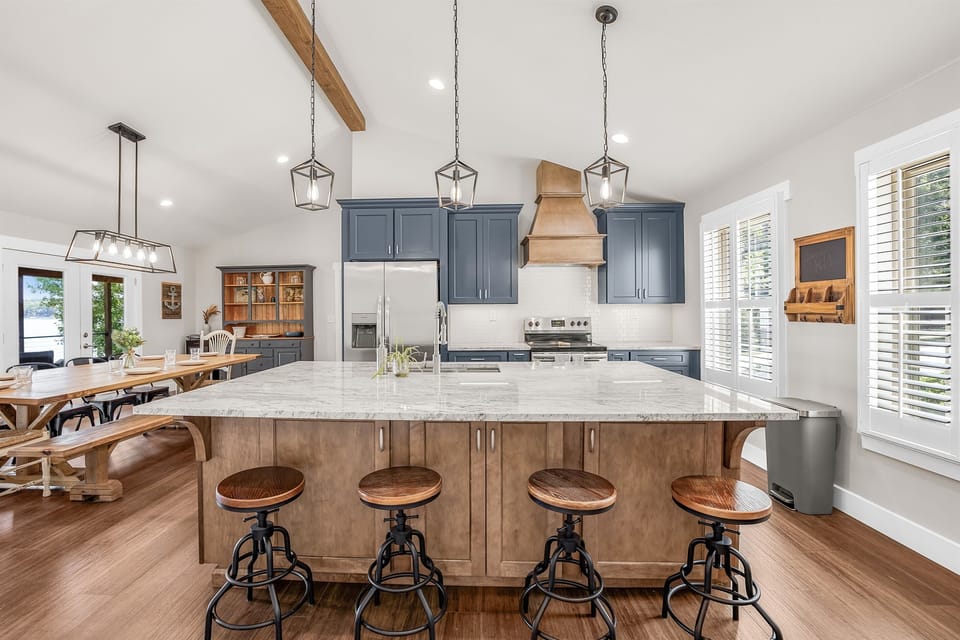 Spacious kitchen and dining room with room for everyone!