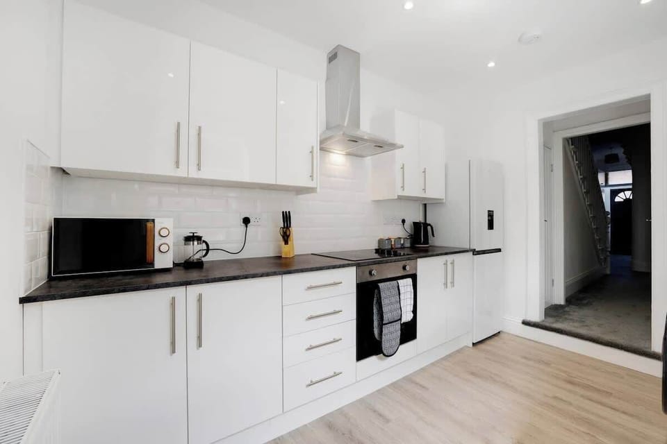 Family-friendly kitchen oasis equipped with all essentials, including a washer & dryer, oven, fridge and full cookware set.