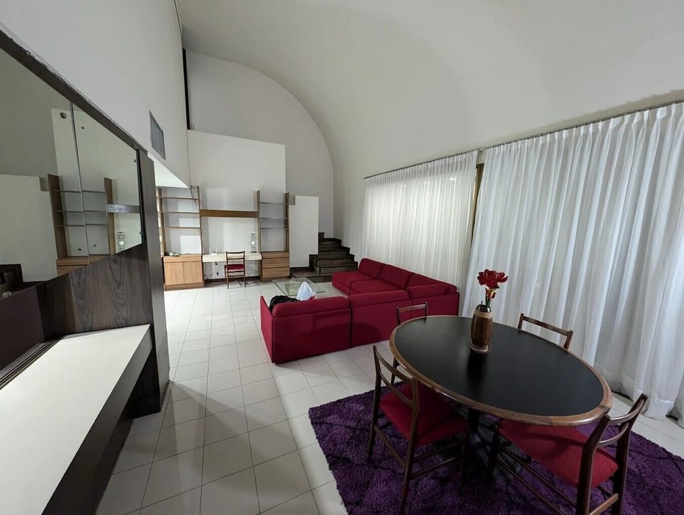 Comfort Suite | Premium bedding, in-room safe, iron/ironing board, WiFi (free)