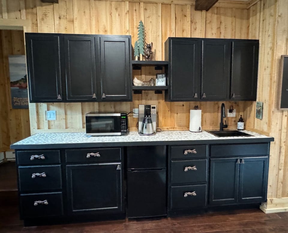 Kitchenette-the mini fridge/freezer is in the center of the bottom cabinets