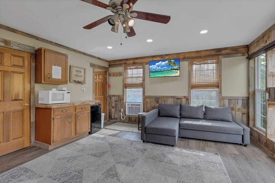 Superior Cabin, 1 Bedroom | Living area