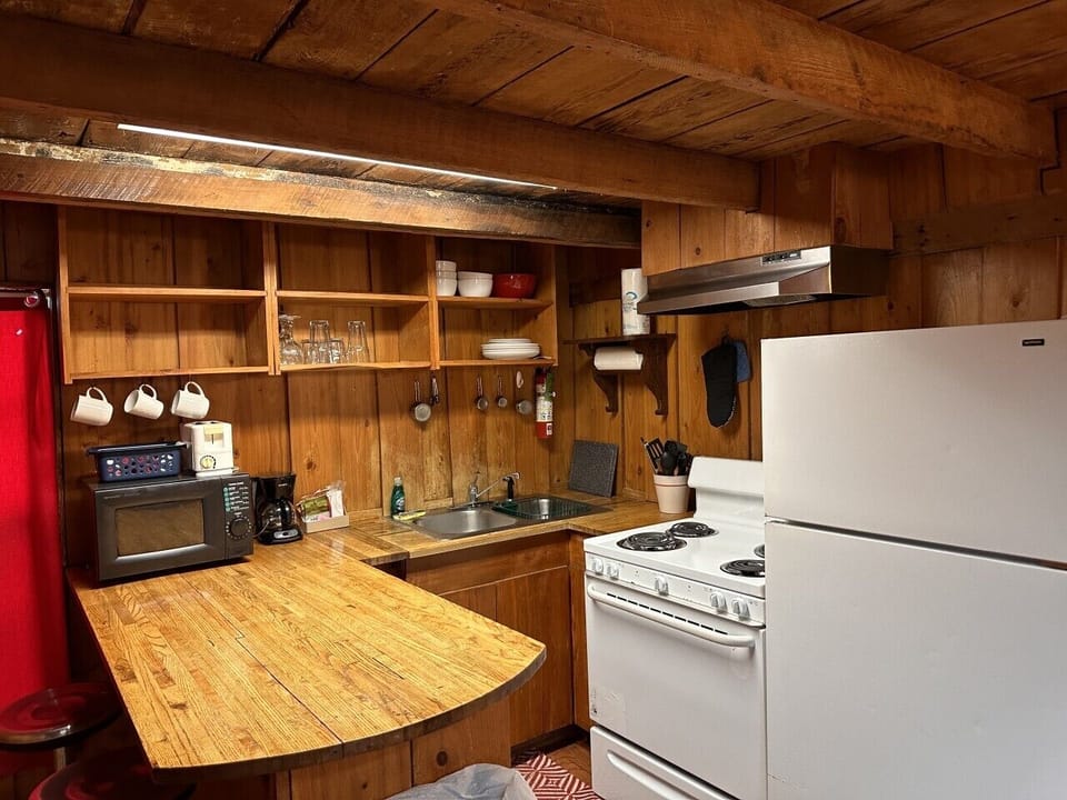 pg02_kitchen_rustic_full