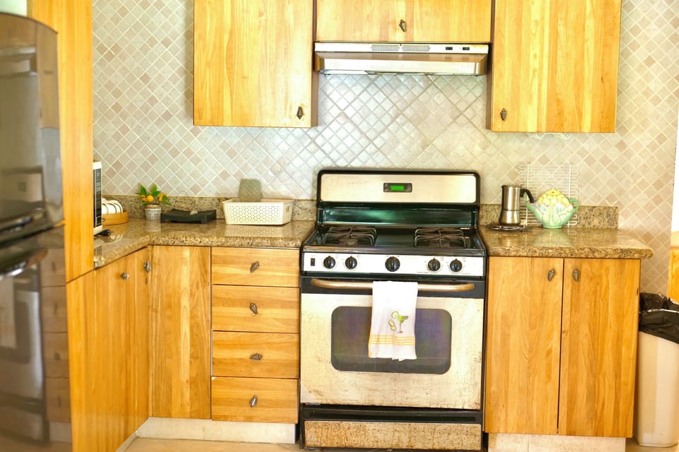 Full-size fridge, microwave, oven, stovetop