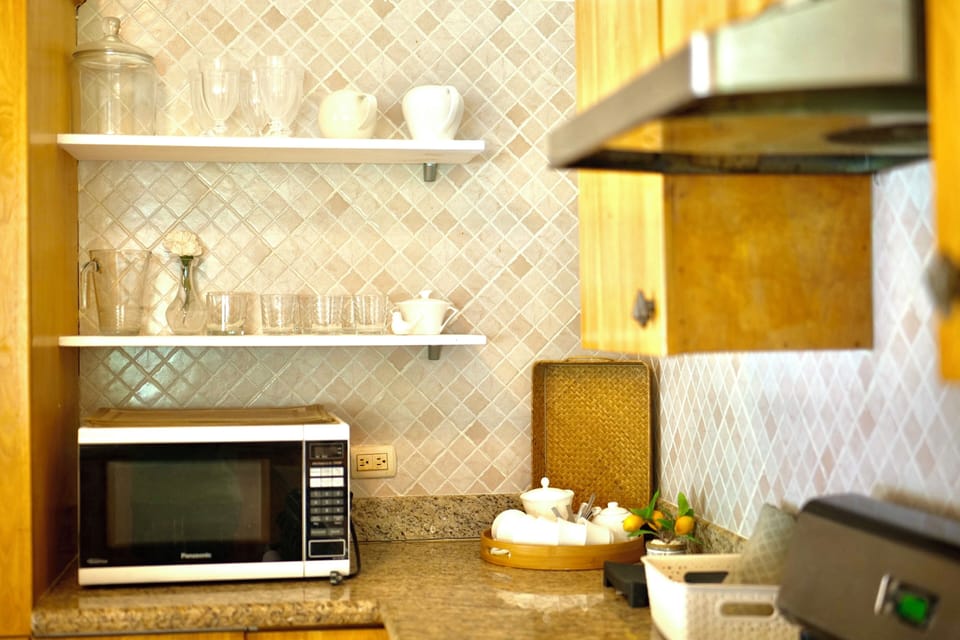 Full-size fridge, microwave, oven, stovetop