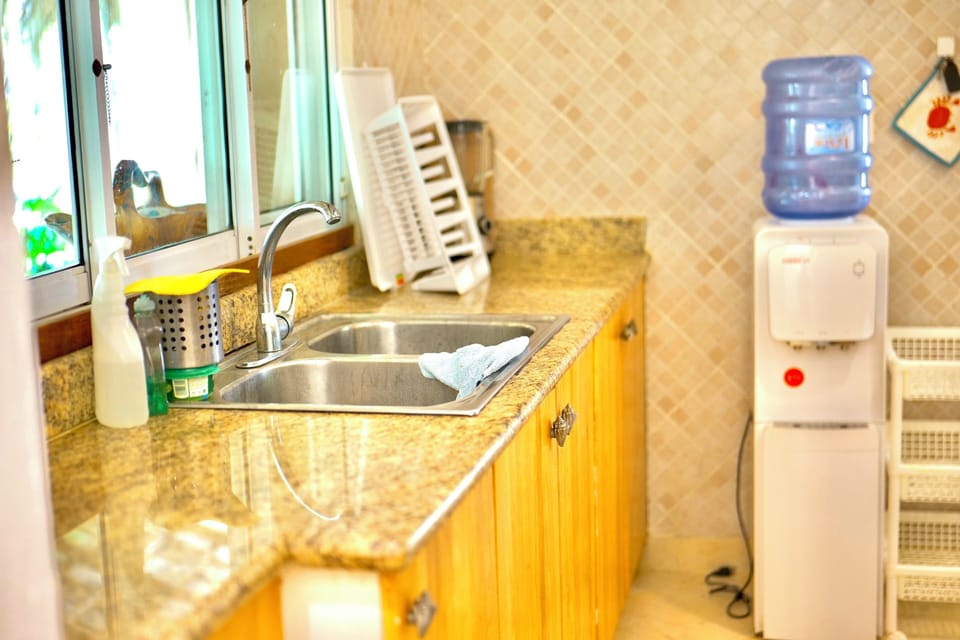 Full-size fridge, microwave, oven, stovetop