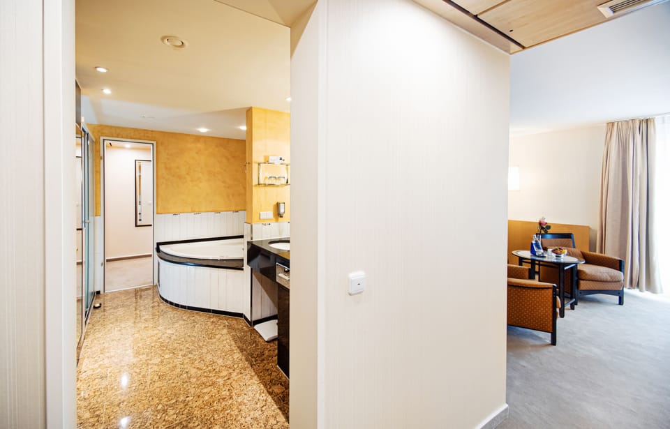 Deluxe Suite | Bathroom | Combined shower/tub, free toiletries, hair dryer, towels