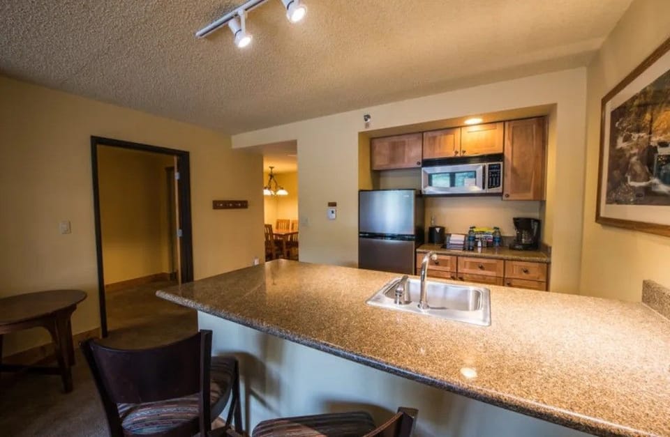 Modern kitchen with a spacious breakfast bar, ideal for casual dining and entertaining.
