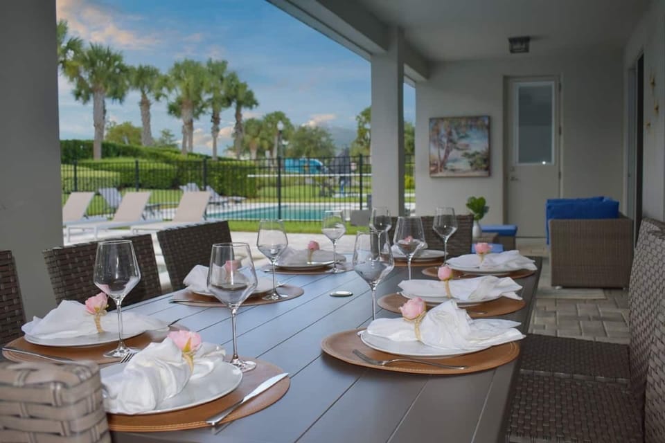 🍷 Al Fresco Dining for 8! Gather family and friends for elegant outdoor meals by the pool — where every sunset dinner feels like a private resort experience.