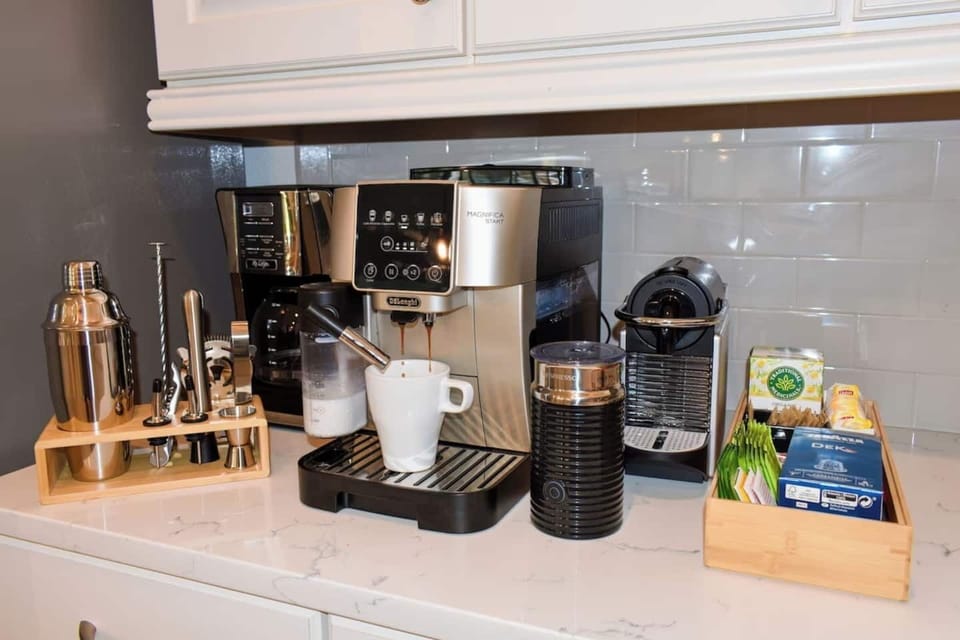 ☕ Gourmet Coffee & Tea Bar! Start your mornings right with a DeLonghi Magnifica espresso machine, Nespresso milk frother, and a curated selection of teas and decaf options.