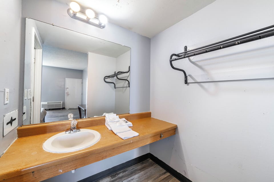 Combined shower/tub, towels, soap, toilet paper