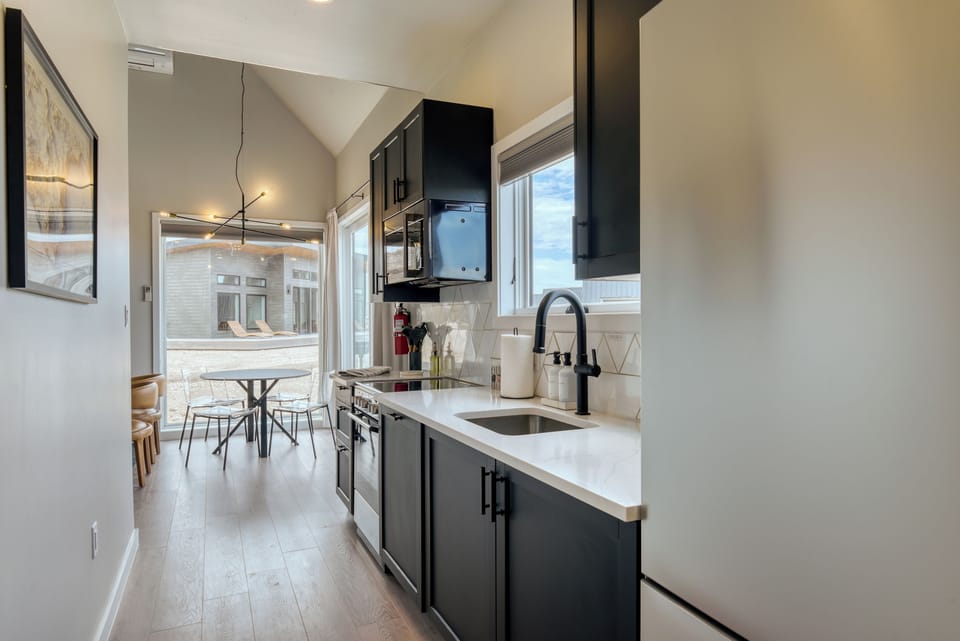 Family Cabin, Kitchen, Mountain View | Private kitchen | Coffee/tea maker, fridge, microwave, oven