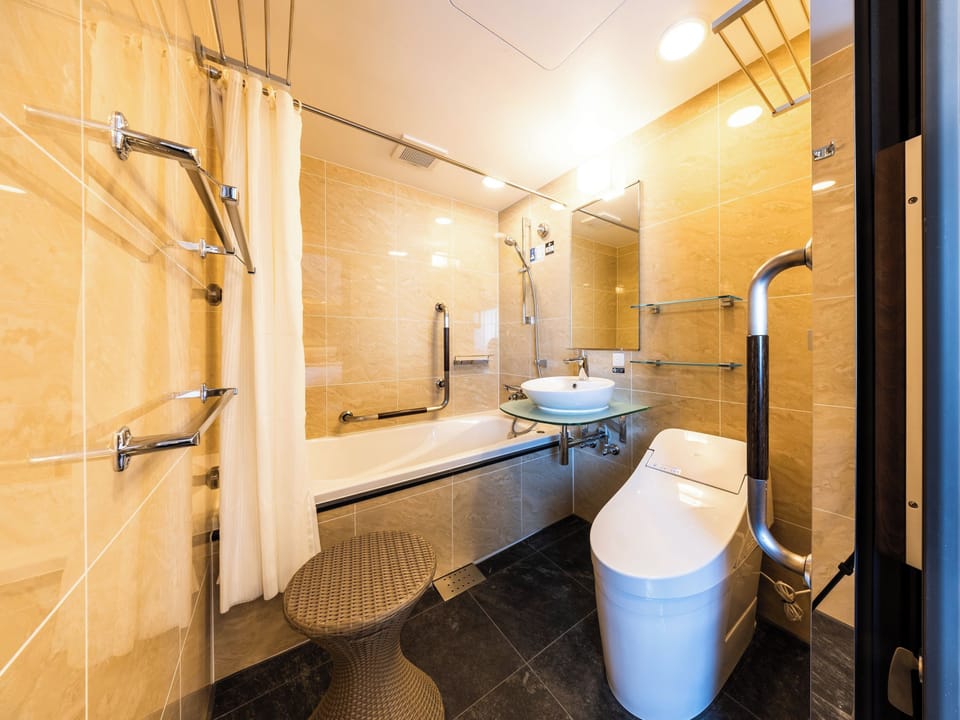 Deluxe Twin Room, Non Smoking | Bathroom | Combined shower/tub, free toiletries, hair dryer, slippers