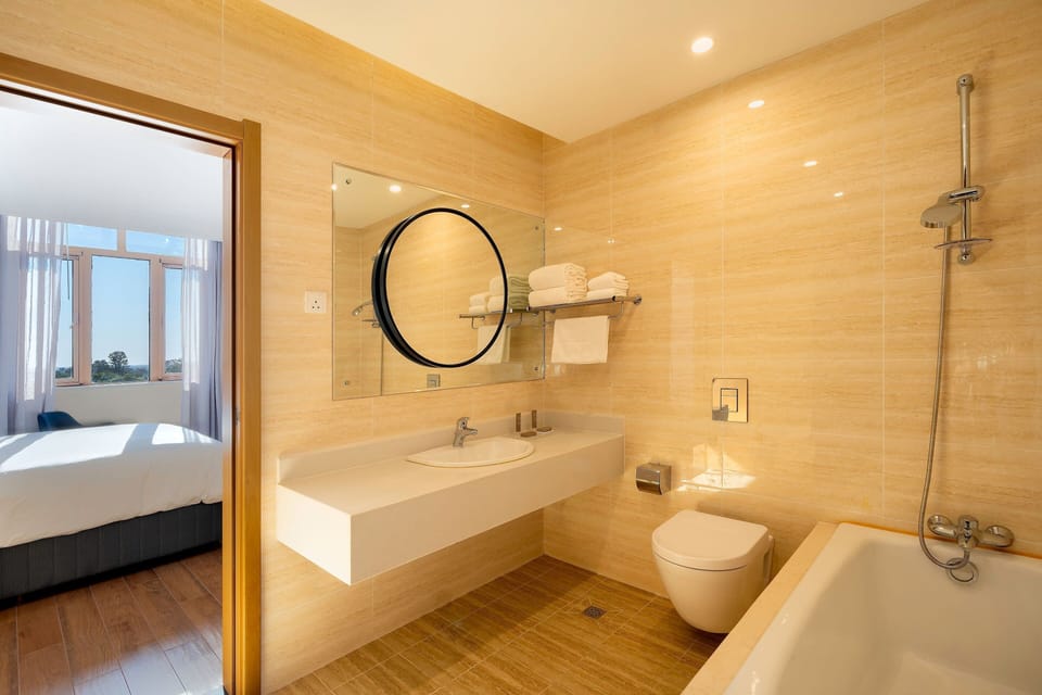 Room, 1 King Bed, Garden View | Bathroom | Hair dryer, towels, soap, shampoo