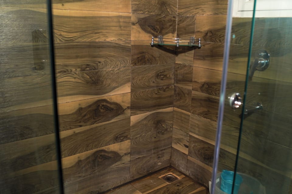 Executive Suite | Bathroom | Shower, free toiletries, bathrobes, towels