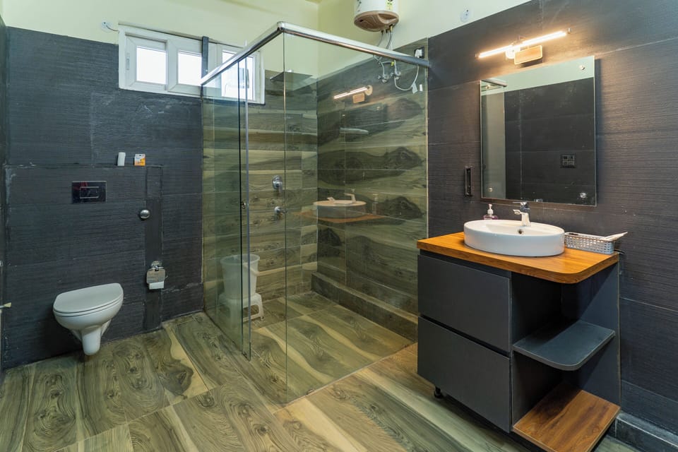 Shower, free toiletries, bathrobes, towels