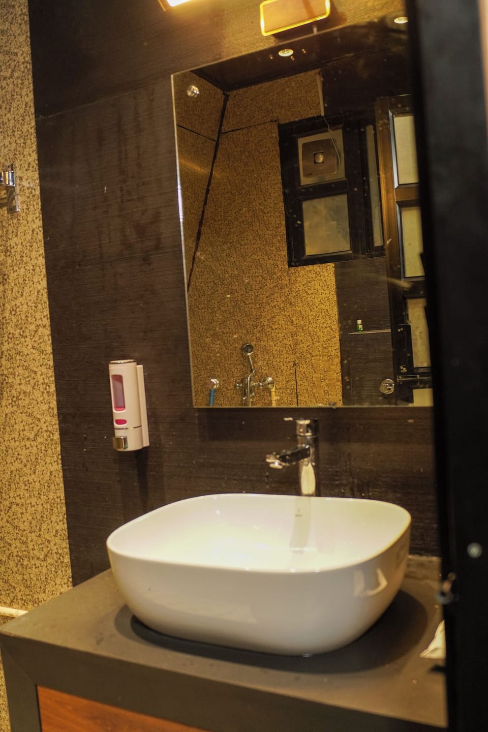 Aqua Cottage | Bathroom | Shower, free toiletries, bathrobes, towels