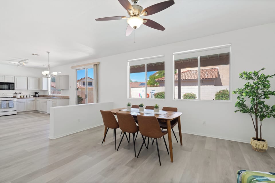 Spacious dining area to accommodate a large party 