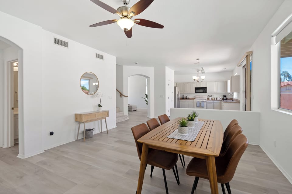 Spacious dining area to accommodate large party 