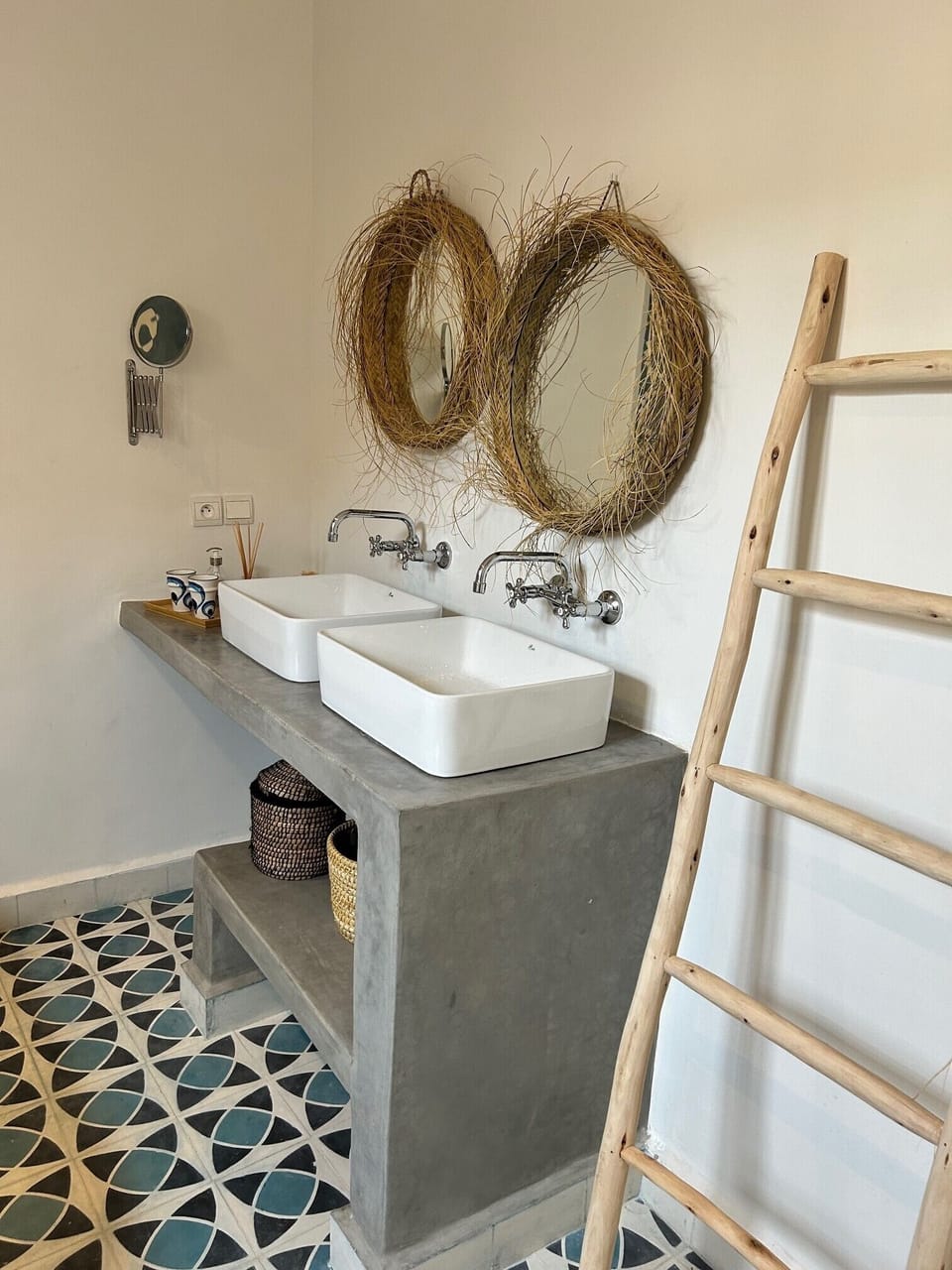 Deluxe Double Room, 1 King Bed, Non Smoking, Private Bathroom | Bathroom | Shower, hair dryer, bathrobes, towels