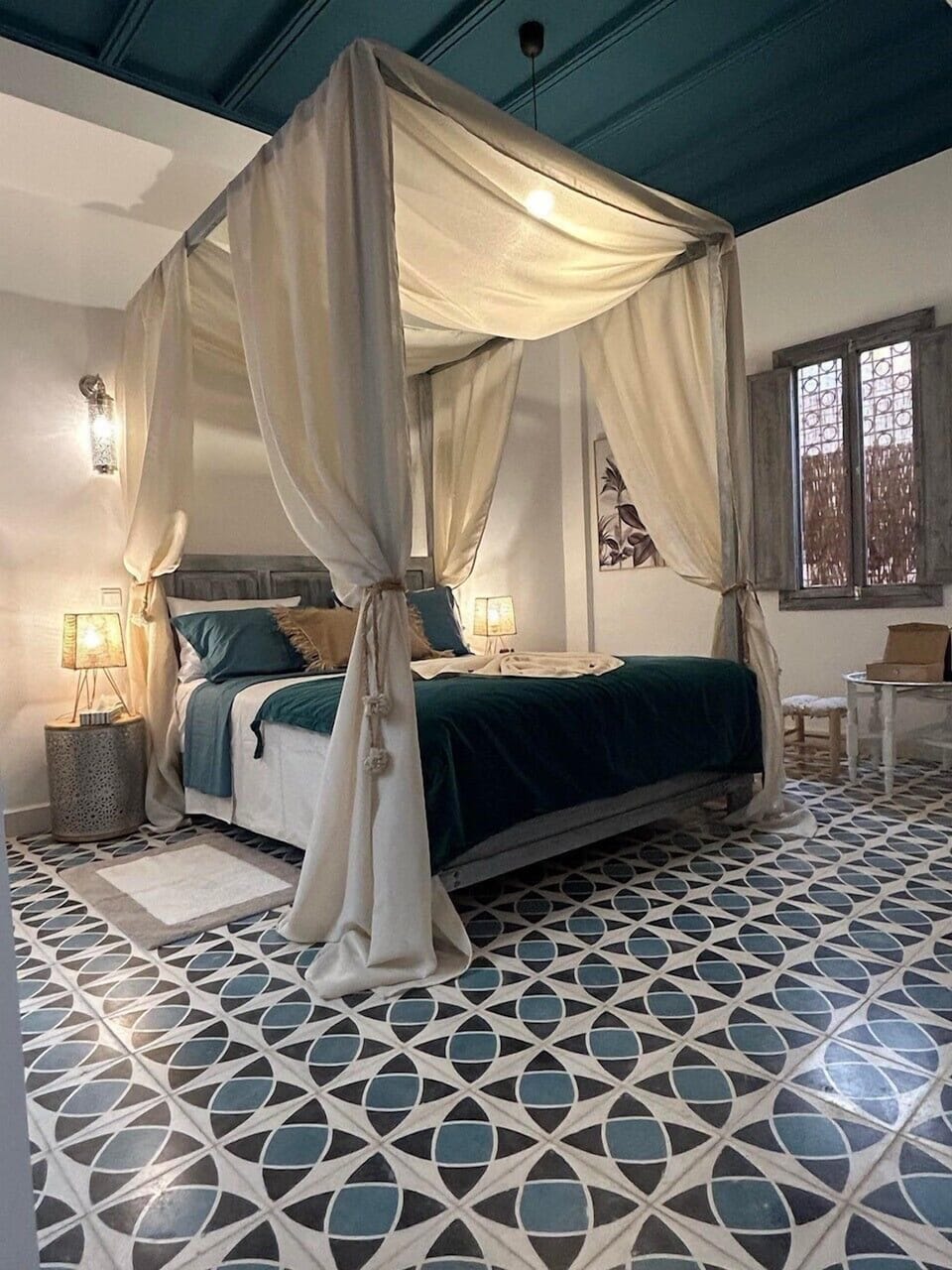 Deluxe Double Room, 1 King Bed, Non Smoking, Private Bathroom | In-room safe, blackout drapes, free WiFi, bed sheets