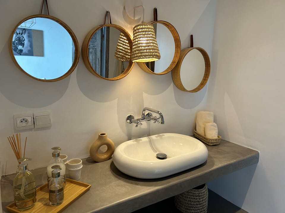 Deluxe Double Room, 1 Bedroom, Non Smoking, Private Bathroom | Bathroom | Shower, hair dryer, bathrobes, towels