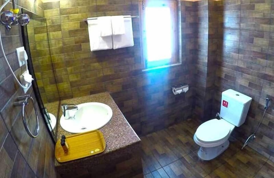 Deluxe Double or Twin Room, Balcony, Valley View | Bathroom | Free toiletries, hair dryer, slippers, towels