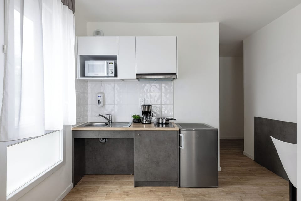 Comfort Single Room | Private kitchen | Mini-fridge, stovetop, cookware/dishes/utensils