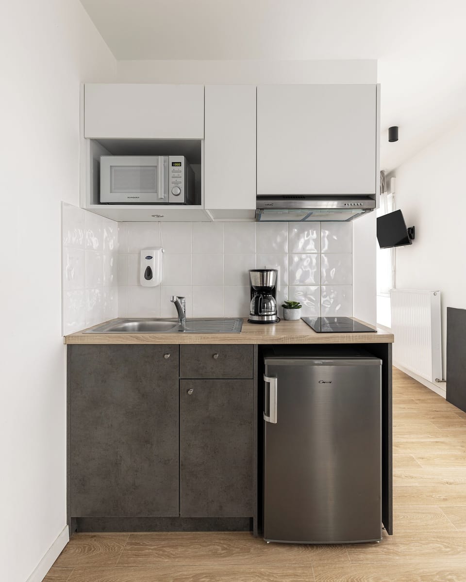 Standard Single Room | Private kitchen | Mini-fridge, stovetop, cookware/dishes/utensils