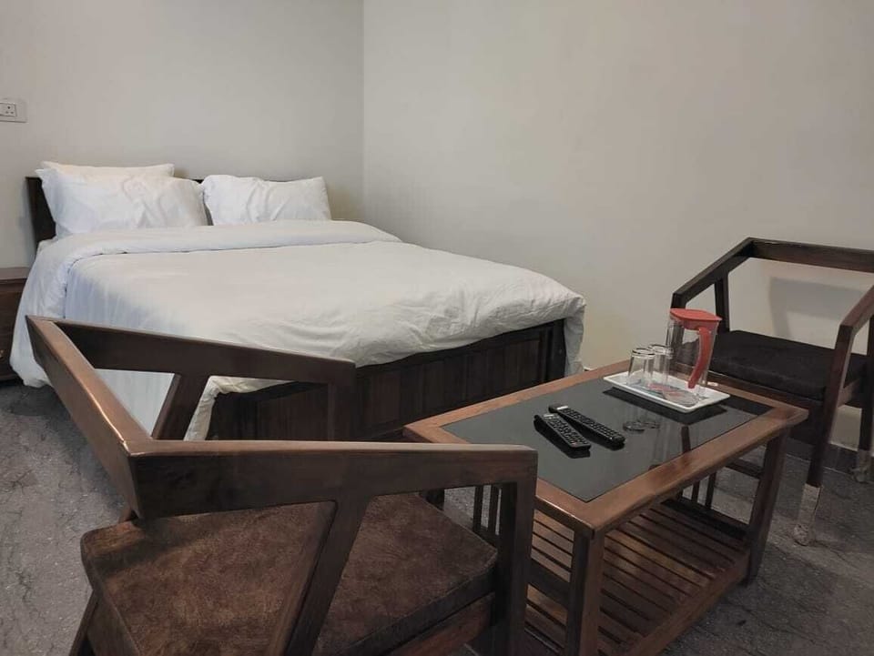 Standard Room | Egyptian cotton sheets, premium bedding, desk, free WiFi