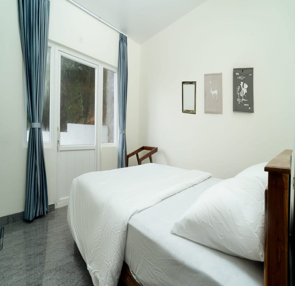 Suite | Egyptian cotton sheets, premium bedding, desk, free WiFi