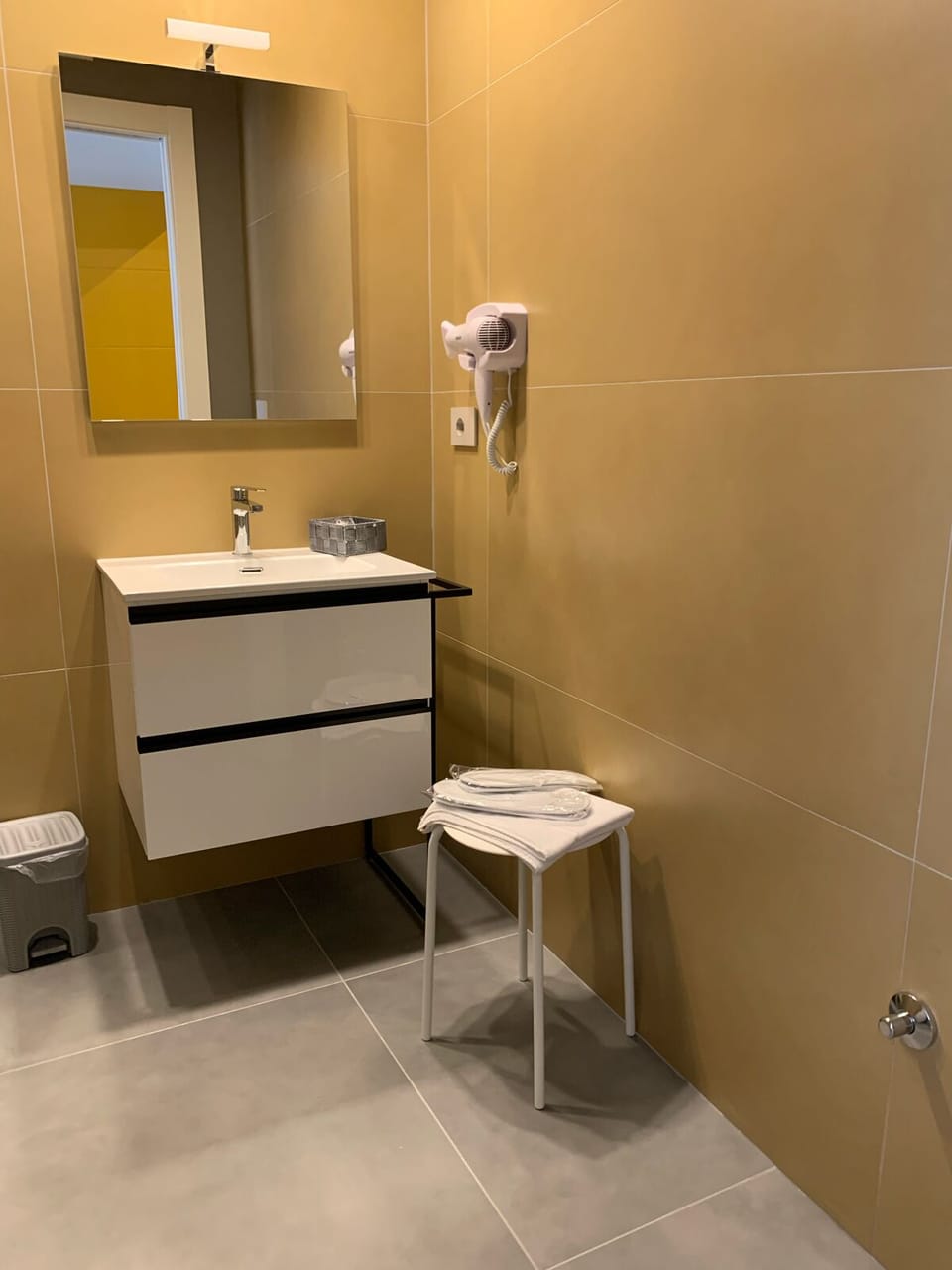Basic Twin Room | Bathroom | Shower, free toiletries, hair dryer, slippers