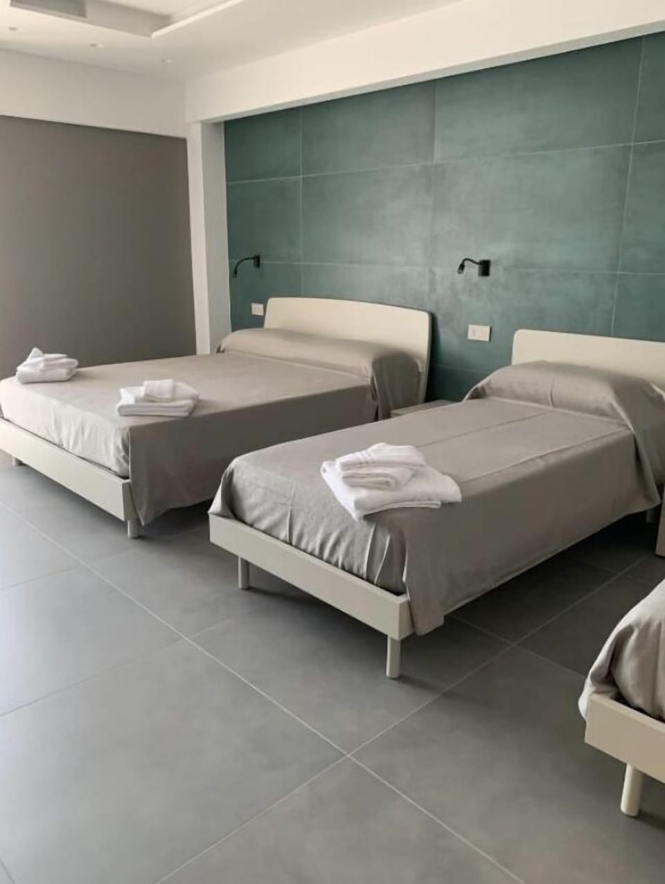 Basic Quadruple Room | Desk, laptop workspace, soundproofing, free WiFi